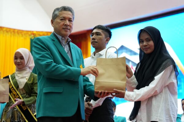 Rektor USK Prof Dr Ir Marwan menyerahkan bingkisan kepada Ukhti Nia Ulfa pada kegiatan PAKARMARU 2025 di AAC Dayan Dawood, Senin, 11 Agustus 2025.