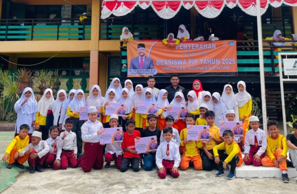 Anggota DPR RI M Nasir Djamil kembali menyalurkan ribuan Beasiswa Program Indonesia Pintar (PIP) tahun 2025 bagi pelajar di daerah pemilihannya, Provinsi Aceh. (Foto: Ist)