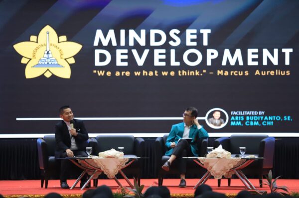 Assistant Vice President (AVP) Capability Building & Training PT. Indosat Aris Budiyanto memberi motivasi membangun mindset untuk meraih sukses kepada ribuan mahasiswa baru Universitas Syiah Kuala. (Foto: Ist)