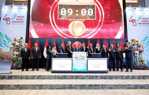 Ketua Dewan Komisioner OJK Mahendra Siregar pada Peringatan 48 Tahun Diaktifkannya Kembali Pasar Modal Indonesia di Main Hall Bursa Efek Indonesia, Jakarta, Senin (11/8). (Foto: Ist)