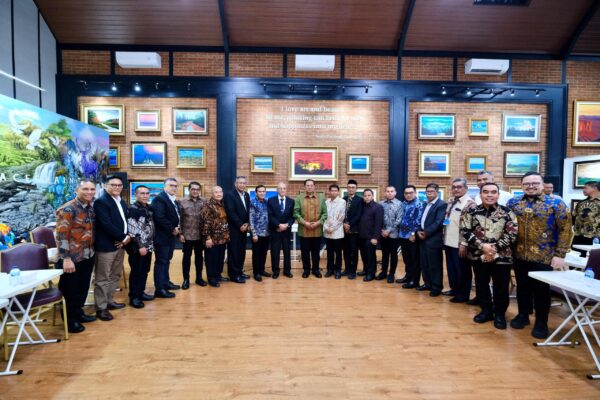 Presiden ke-6 RI Susilo Bambang Yudhoyono (SBY) menerima Wagub Aceh Fadhlullah bersama Wali Nanggroe Aceh, Malik Mahmud Al-Haytar dan perwakilan civitas akademika Aceh di kediamannya di Cikeas, Jawa Barat, Rabu (13/8). (Foto: Ist)