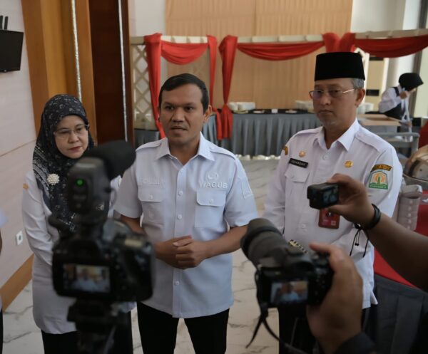 Wagub Aceh Fadhlullah memberi keterangan pers usai membuka Forum Peluncuran Kelompok Kerja Kemitraan Kelapa Sawit Berkelanjutan yang diselenggarakan Yayasan Inisiatif Dagang Hijau di Hotel Hermes Palace Banda Aceh, Rabu (13/8).