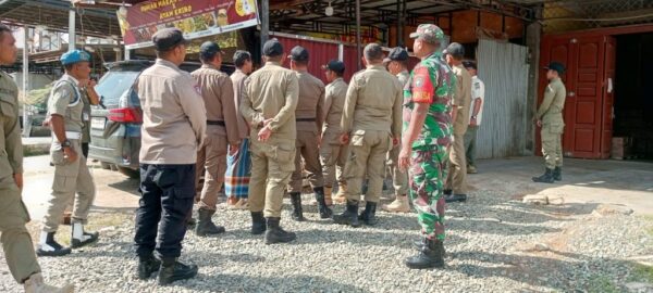 Tim gabungan dari Pemkab Aceh Besar melalui Muspika Darul Imarah melakukan pemeriksaan terhadap bangunan yang tidak melengkapi IMB. (Foto: Ist)