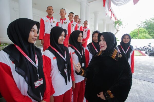 Wali Kota Banda Aceh, Illiza Sa’aduddin Djamal, saat memberikan sambutan pada jamuan makan siang bersama 45 anggota Paskibraka Aceh di Pendopo Wali Kota, Banda Aceh, Jumat (15/8/2025).