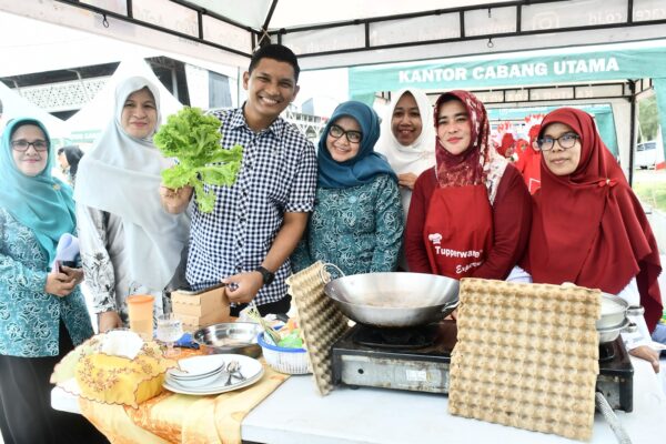 Wakil Wali Kota Banda Aceh, Afdhal Khalilullah (kedua dari kanan), bersama Ketua PKK Dessy Maulidha (kanan), dan perwakilan Bank Indonesia meninjau para peserta Lomba Masak Murah, Sehat, dan Enak di Pasar Al Mahirah, Banda Aceh, Jumat (15/8/2025).