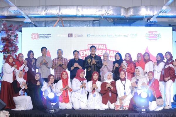 Wakil Wali Kota Banda Aceh, Afdhal Khalilullah (tengah), saat membuka fashion show di Pasar Aceh dalam rangka menyambut HUT RI ke-80, didampingi Ketua PKK Kota Dessy Maulidha (kedua dari kanan), Sabtu (16/8/2025).