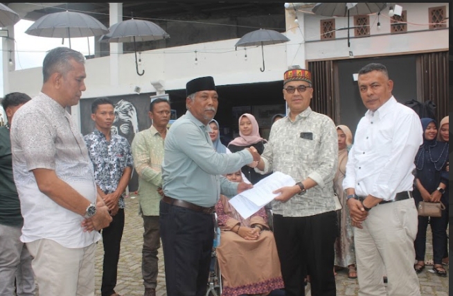 Penyerahan rekomendasi perwakilan korban dan keluarga korban pelanggaran HAM dari 16 kabupaten/kota di Aceh yang diterima Ketua KKR Aceh (Masthur Yahya), Wakil Ketua BRA Aceh (Amni) dan Ketua Komnas HAM Perwakilan Aceh (Asep). (Foto: Ist)