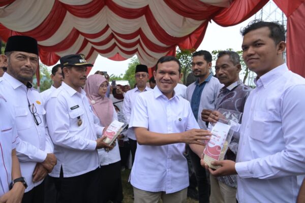 Wagub Aceh Fadhlullah meluncurkan BUMG penyalur pupuk bersubsidi di Gampong Aneuk Glee, Indrapuri, Aceh Besar, Sabtu (16/8). (Foto: Ist)