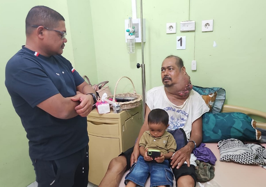 Sunardi (44), seorang mantan kombatan GAM yang menderita tumor ganas dan dirawat di RSUD dr Fauziah, Bireuen, dijenguk oleh Ketua BRA Jamaluddin, pada Ahad (17/8). (Foto: Ist)
