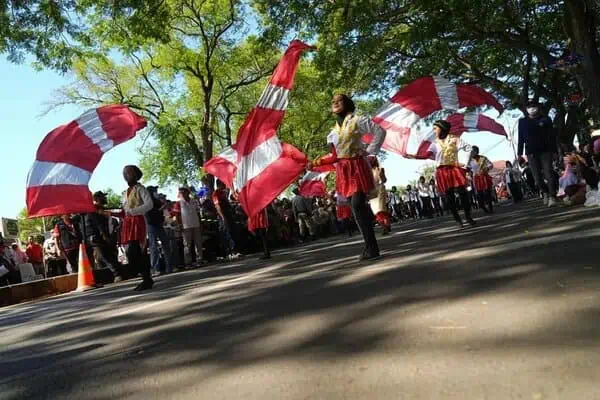 Ribuan pelajar dari berbagai tingkatan sekolah di Banda Aceh, memenuhi jalan dalam rangka pawai budaya HUT ke-80 Kemerdekaan RI, Senin (18/8). (Foto: Ist)