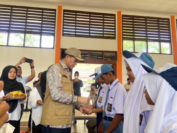 Bupati Aceh Selatan Mirwan MS saat meresmikan Sekolah Rakyat di Labuhan haji, Senin (18/8)
