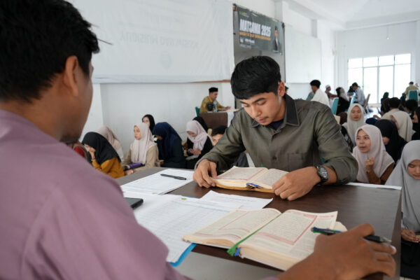 Mahasiswa baru UIN Ar-Raniry tahun masuk 2025 mengikuti tes kemampuan membaca Al-Quran, yang merupakan program Ma'had Jami'ah, Selasa (19/8/2025). (Foto: Ist)
