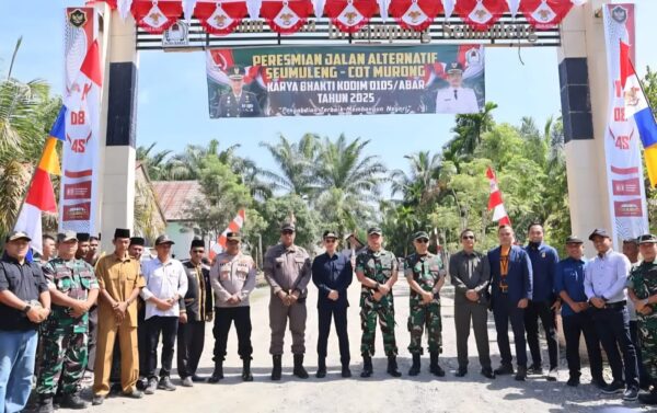 Kolaborasi TNI dan Forkopimda Aceh Barat menyelesaikan pembangunan jalan alternatif sepanjang 6 kilometer yang menghubungkan Desa Seumuleng, Kecamatan Bubon dengan Cot Murong, Kecamatan Woyla Induk. (Foto: Ist)