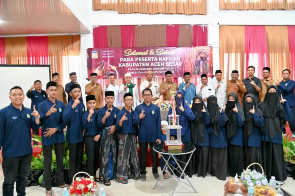 Para peserta MKQ menghadiri pelepasan peserta Kafilah Aceh Besar pada MQK Tingkat Provinsi Aceh Tahun 2025 di Gedung Dekranasda, Gampong Gani, Kecamatan Ingin Jaya, Selasa (19/8)