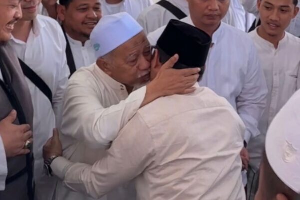 Ketua Umum PKB, Abdul Muhaimin Iskandar (kanan), saat bersama mendiang ulama karismatik KH. Muhammad Thoifur Mawardi (kiri) yang wafat pada Selasa (19/8/2025).
