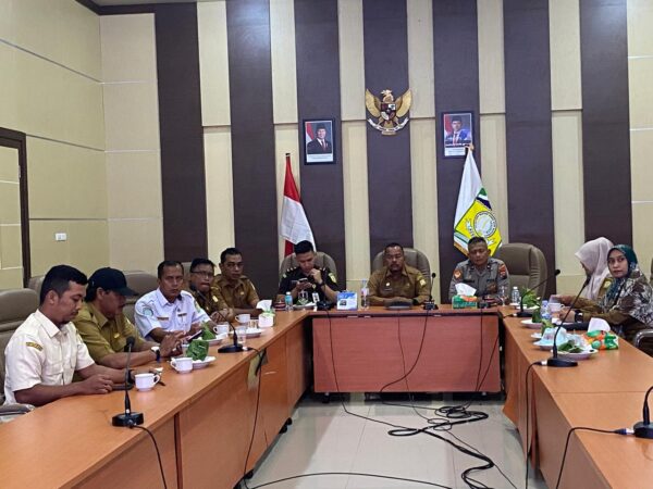 Asisten II Sekdakab Aceh Besar M. Ali mengikuti rakor inflasi dengan Kemendagri secara virtual di Kota Jantho, Selasa (19/8). (Foto: Ist)