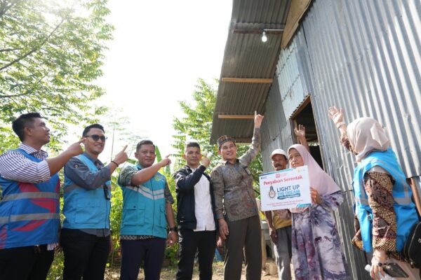 Zahara (58), penjahit di Gampong Kp Pande, Kecamatan Kuta Raja, Banda Aceh bisa merasakan sambungan listrik sendiri berkat program Light Up The Dream (LUTD) PLN Aceh. Foto: (Ist)