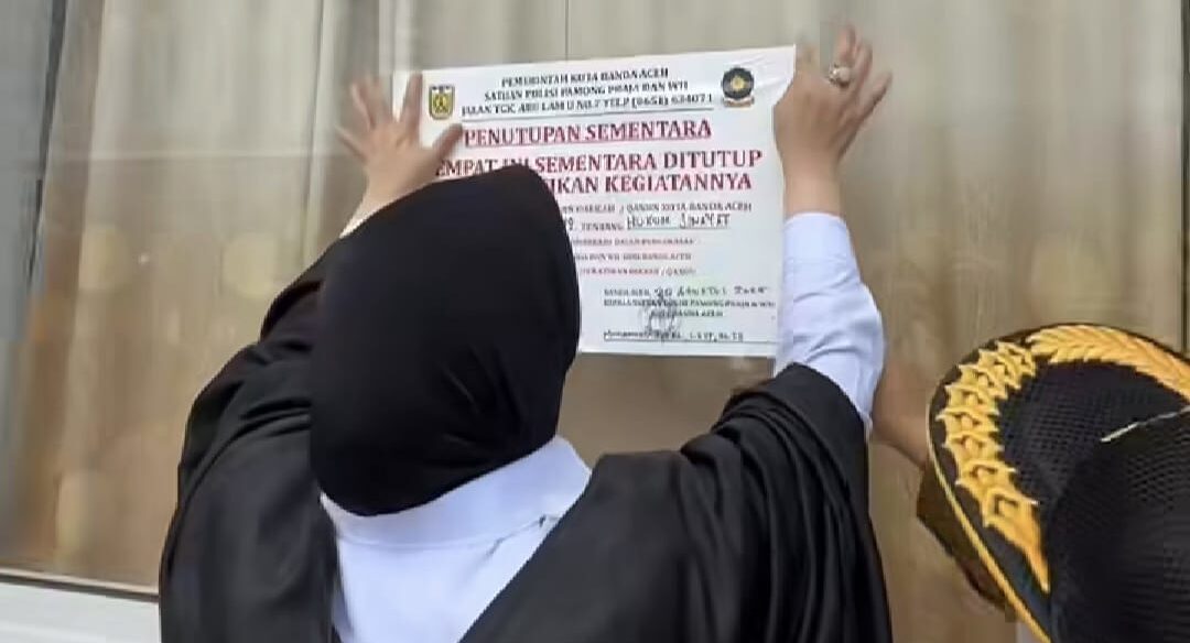 Wali Kota Banda Aceh Illiza Sa’aduddin Djamal memimpin penyegelan Hotel Kupula di kawasan Lambaro Skep, Rabu (20/8). (Foto: Ist)