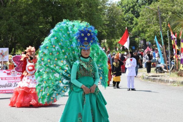 Sebanyak 3.891 pelajar dari 47 sekolah di Kota Sabang memeriahkan pawai karnaval dalam rangka HUT ke-80 Kemerdekaan RI, Kamis (21/8). (Foto: Infoaceh.net/Andi Armi)