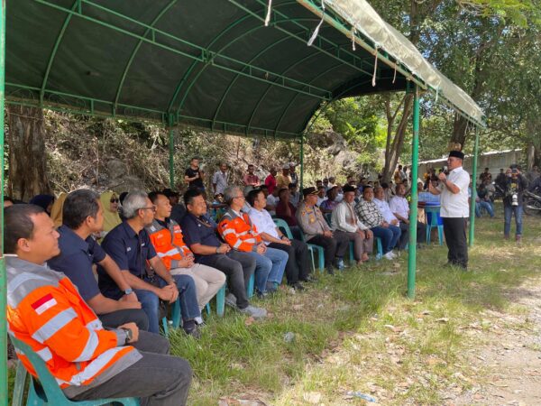 Bupati Aceh Besar Muharram Idris saat menghadiri Kenduri Gle Raya yang digelar masyarakat Lhoknga di halaman parkir PT SBA, Gampong Mon Ikeun, Rabu (20/8). (Foto: Ist)