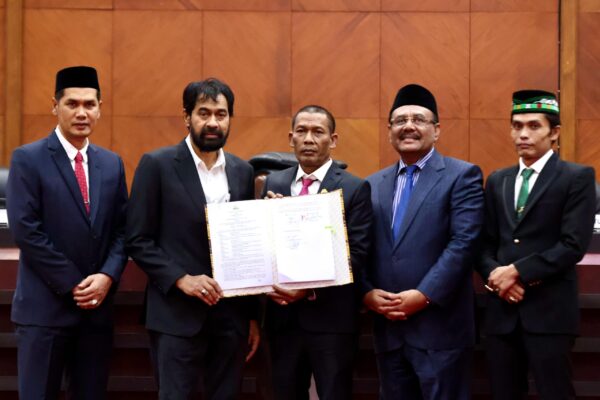 Gubernur Aceh Muzakir Manaf dan Ketua DPRA Zulfadli menandatangani Berita Acara Persetujuan Bersama terhadap Rancangan Qanun Aceh tentang RPJMA 2025-2029 dalam Rapat Paripurna di Gedung DPRA, Kamis (21/8). (Foto: Ist)