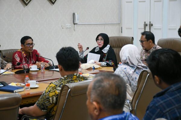 Wali Kota Banda Aceh, Illiza Sa’aduddin Djamal (ketiga dari kanan), berfoto bersama perwakilan UNICEF dan tim "Youth For Health Impact" usai pertemuan di Pendopo Wali Kota, Banda Aceh, Kamis (21/8/2025).