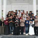Wali Kota Banda Aceh, Illiza Sa’aduddin Djamal, saat berfoto bersama 10 anggota tim “Youth For Health Impact” dari UNICEF di Pendopo Wali Kota, Banda Aceh, Kamis (21/8/2025).