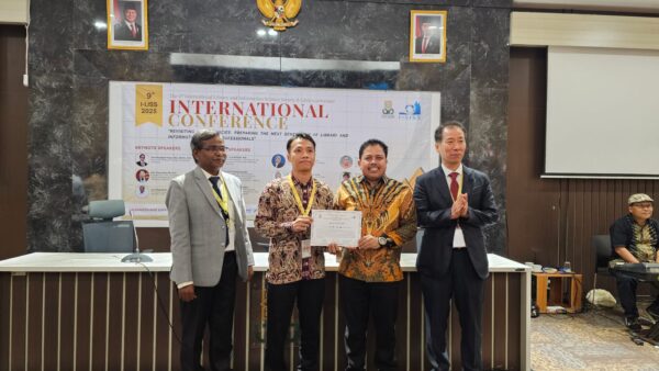 Dosen Prodi Ilmu Perpustakaan Fakultas Adab dan Humaniora UIN Ar-Raniry Nazaruddin Musa MLIS PhD meraih penghargaan internasional dalam ajang The 9th I-LISS International Conference yang digelar di Yogyakarta, 20–23 Agustus 2025.