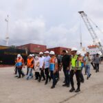 Gubernur Aceh Muzakir Manaf atau Mualem meninjau Pelabuhan Krueng Geukueh di Gampong Tambon Baroh, Kecamatan Dewantara, Aceh Utara, Jum'at (22/8). (Foto: Ist)