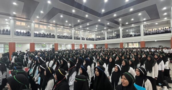 Maba UIN Ar-Raniry mengikuti PBAK di Auditorium Ali Hasyimy pada Senin (25/8/2025). (Foto:Agamna/Washata.com)
