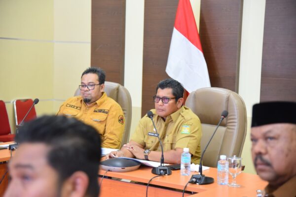 Sekda Aceh Besar Bahrul Jamil memimpin rapat persiapan pemenuhan permintaan dokumen oleh KPK RI di aula Sanusi Wahab Kantor Bupati Aceh Besar, Jantho, Selasa (26/8). (Foto: Ist)