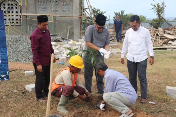 Penanaman pohon dalam rangka Hari Perumahan Nasional (Hapernas) 2025 di Rusunawa Komplek Dayah Darul Quran Aceh, Gampong Tambo Baro, Kuta Malaka, Aceh Besar, Senin (25/8)