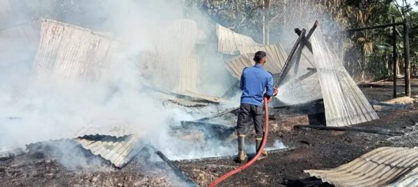 Sebuah gudang penyimpanan tembakau milik warga di Gampong Bukloh, Kecamatan Suka Makmur, Aceh Besar, hangus terbakar Selasa sore (26/8/2025). (Foto: BPBD Aceh Besar)