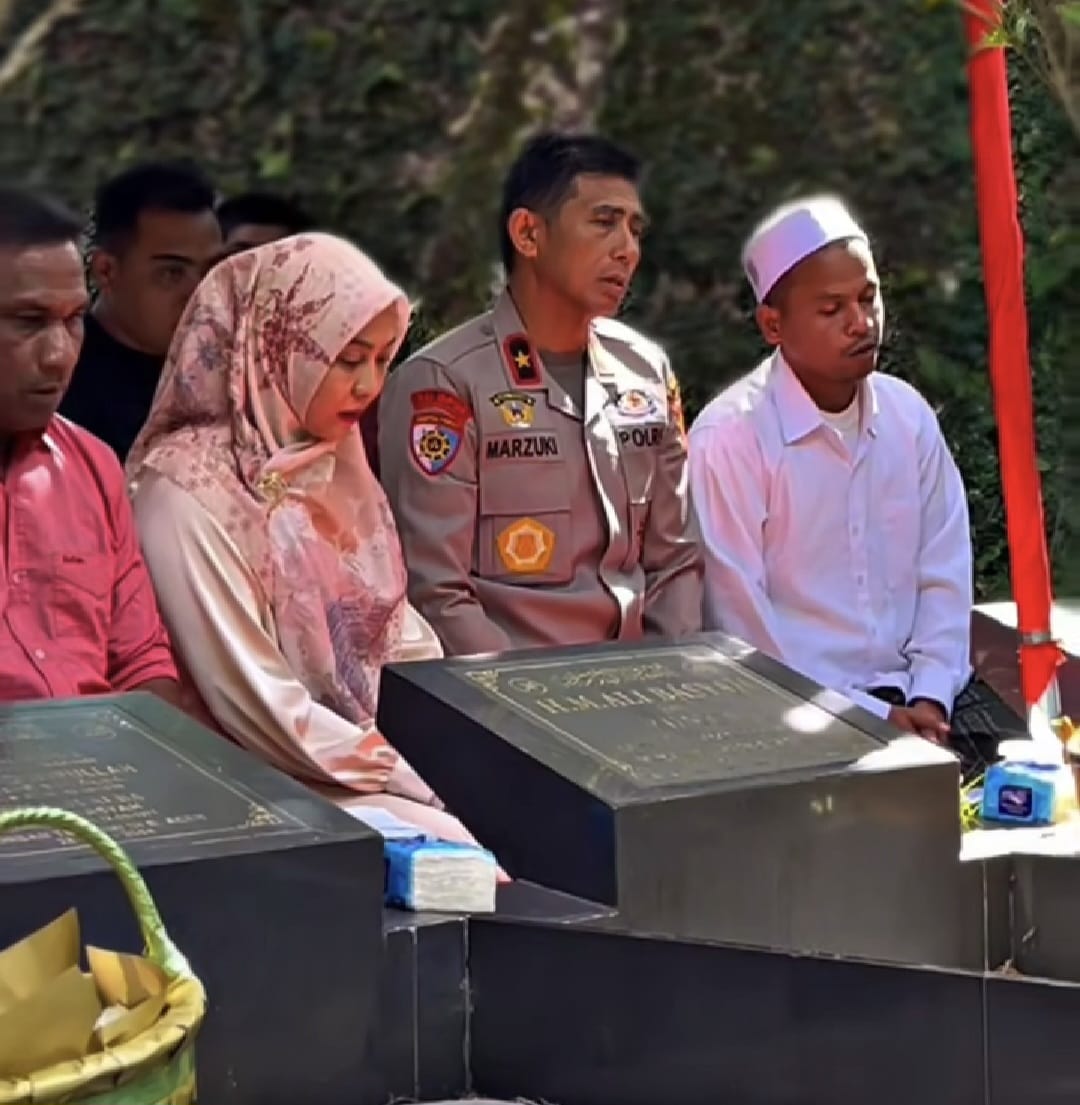 Kapolda Aceh Brigjen Pol Marzuki Ali Basyah didampingi istri Irawati dan rombongan melaksanakan ziarah ke makam orang tua di kampung halamannya Blang Dhod, Kecamatan Tangse, Pidie, Selasa (26/8). (Foto: Ist)