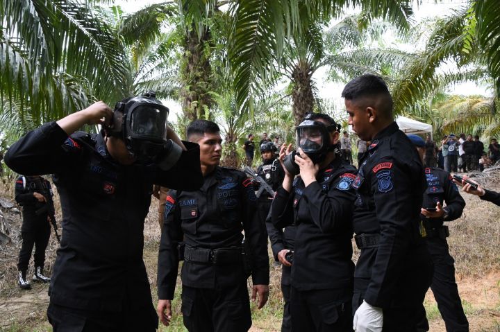 Brimob Polda Aceh melalui Detasemen Gegana menerjunkan Tim KBRN ke Desa Panton Rayeuk T, Aceh Timur, menanggapi laporan warga mengenai bau gas menyengat diduga berasal dari kegiatan shutdown PT. Medco E&P Malaka. (Foto: Ist)