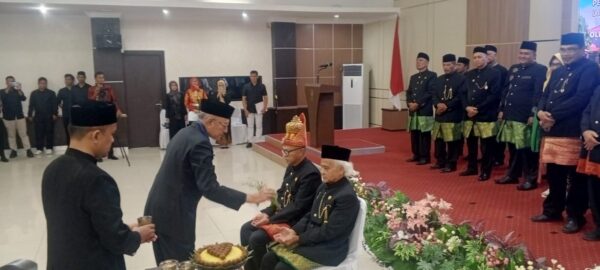Wali Nanggroe Aceh Malik Mahmud Al Haytar mengukuhkan pengurus Majelis Adat Aceh (MAA) Provinsi Aceh Pengganti Antar Waktu periode 2021–2026, Kamis (28/8) di aula Mahkamah Syariah Aceh. (Foto: Ist)