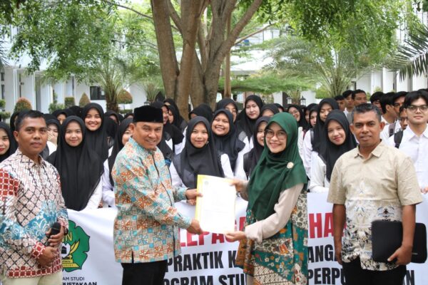 Dekan FAH UIN Ar-Raniry Syarifuddin PhD menyerahkan mahasiswa magang kepada dosen supervisor, Kamis (28/8). (Foto: Ist)