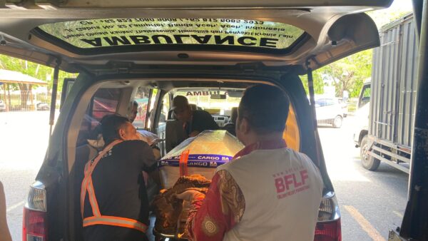 Jenazah Cahaya Putri Kemuning (2 tahun) penderita bocor jantung asal Aceh Barat yang meninggal dunia di Jakarta, tiba di Bandara SIM, Blang Bintang, Aceh Besar, Jum'at (29/8). (Foto: Ist)