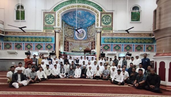 Kantor Kemenag Banda Aceh meluncurkan program Kementerian Agama Ramaikan Subuh Bersama (KARISMA) di Masjid Oman Al-Makmur, Lampriet, Ahad pagi (31/8). (Foto: Ist)