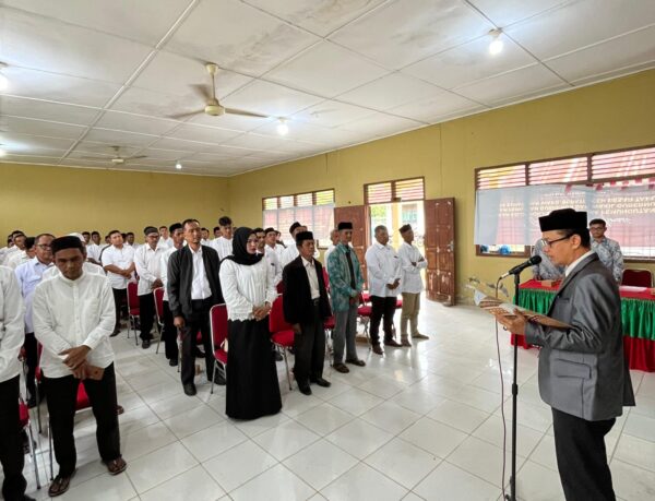 Plt Camat Kuta Baro Adi Darma melantik Panitia Pemilihan Keuchik Serentak. (Foto: Ist)