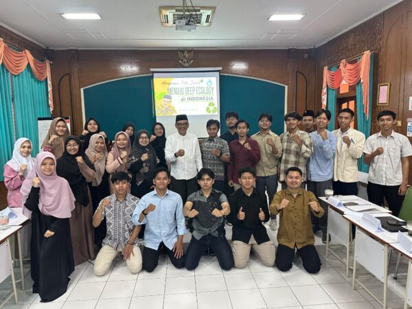 Anggota Komisi X DPR RI, Abdul Fikri Faqih (tengah), saat memberikan paparan mengenai ‘deep ecology’ di hadapan peserta Advanced Leadership Training PII di Semarang, Rabu (13/8/2025).