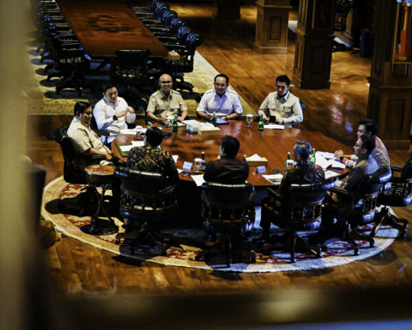 Presiden Prabowo Subianto memimpin rapat bersama jajaran Dewan Ekonomi Nasional (DEN) di kediaman pribadinya di Hambalang, Kabupaten Bogor, pada Kamis, 31 Juli 2025. (Foto: BPMI Setpres)