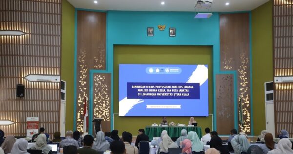 Wakil Rektor Bidang Sumber Daya dan Keuangan USK, Prof. Dr. Marwan, S.Si., M.Si. (kanan), saat memberikan sambutan dalam acara Bimbingan Teknis (BIMTEK) penyusunan Analisis Jabatan (ANJAB) di Aula FMIPA USK, Banda Aceh, Rabu (20/8/2025).