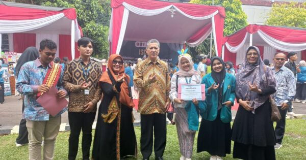 Rektor USK, Prof. Dr. Ir. Marwan (tengah), saat menutup kegiatan KKN Internasional di Universitas Lampung (Unila), Bandar Lampung, Rabu (20/8/2025).