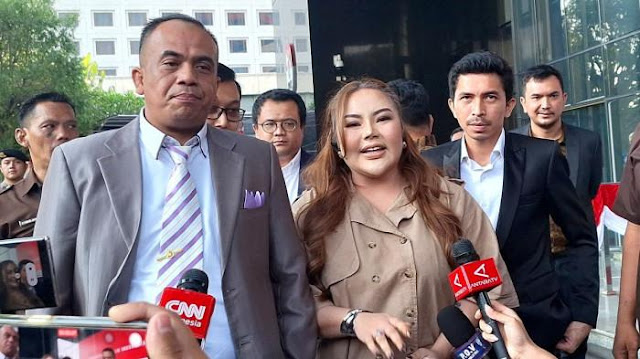 Selebgram Lisa Mariana merampungkan pemeriksaan penyidik Komisi Pemberantasan Korupsi (KPK) di Gedung Merah Putih, Jakarta Selatan, Jumat (22/8/2025) sore.