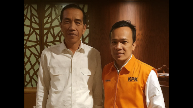 Presiden ke-7 RI Joko Widodo alias Jokowi yang berkuasa selama 10 tahun dengan bermacam relawannya telah merusak Indonesia sebagai negara demokrasi.