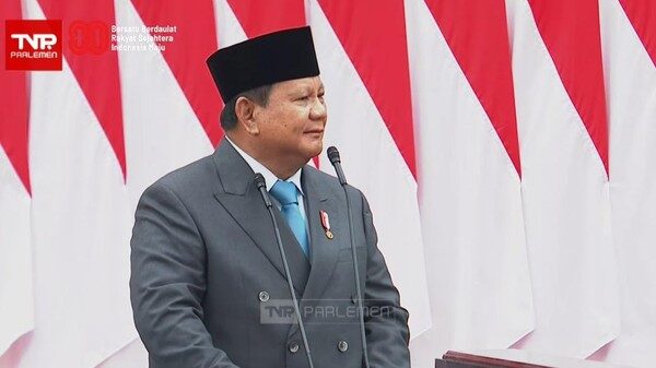 Presiden Prabowo Subianto saat menyampaikan pidato kenegaraannya di Gedung MPR/DPR/DPD, Jakarta, di mana ia memaparkan hasil penertiban lahan sawit ilegal dan mengumumkan rencana penertiban tambang ilegal, Jumat (15/8/2025).