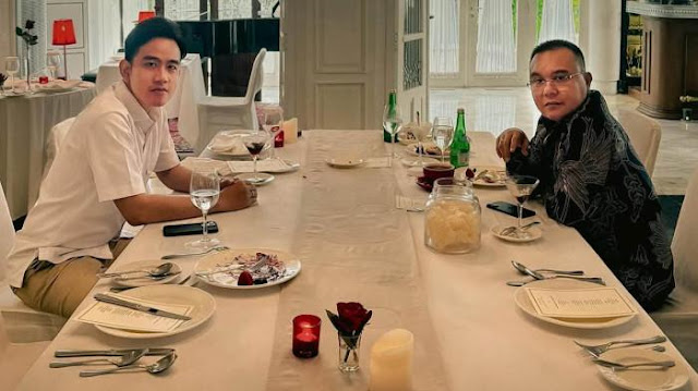 Wakil Presiden Gibran Rakabuming Raka bersantap siang bersama Wakil Ketua DPR RI Sufmi Dasco Ahmad. Pertemuan ini dinilai pengamat sebagai manuver politik untuk mengamankan dukungan koalisi di tengah isu pemakzulan dan reshuffle kabinet.