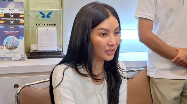 Penyanyi Sarwendah Tan alias Sarwendah murka tatkala anak pertamanya disebut anak hasil perselingkuhan.