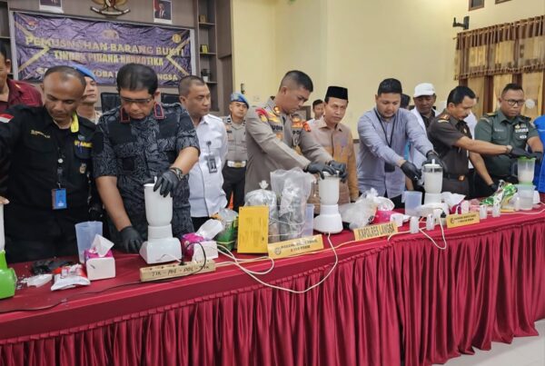 Polres Langsa memusnahkan barang bukti narkotika jenis sabu dan ganja bernilai miliaran rupiah hasil pengungkapan tiga kasus sepanjang Juni - Juli 2025. Pemusnahan digelar di Aula Adhi Pradana, Kamis (31/7) pagi. (Foto: Dok. Polres Langsa)